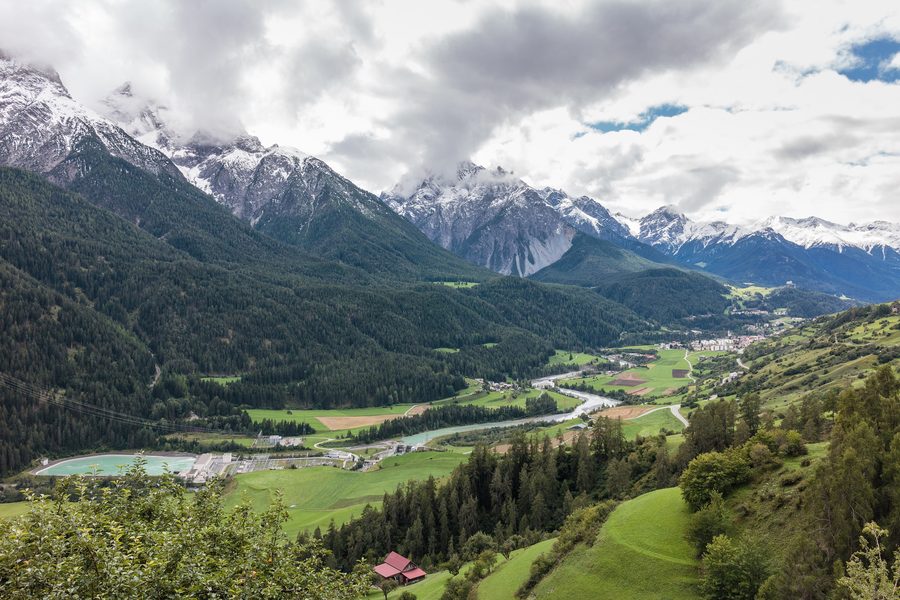 Blick auf Sent im Unterengadin mit alpiner Landschaft und umliegenden Dörfern