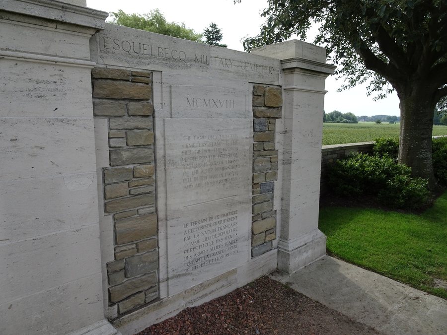 File:Esquelbecq le cimetière militaire (1).JPG