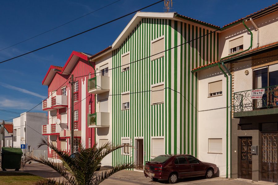 Bunte Häuser in Gafanha da Encarnação in Portugal