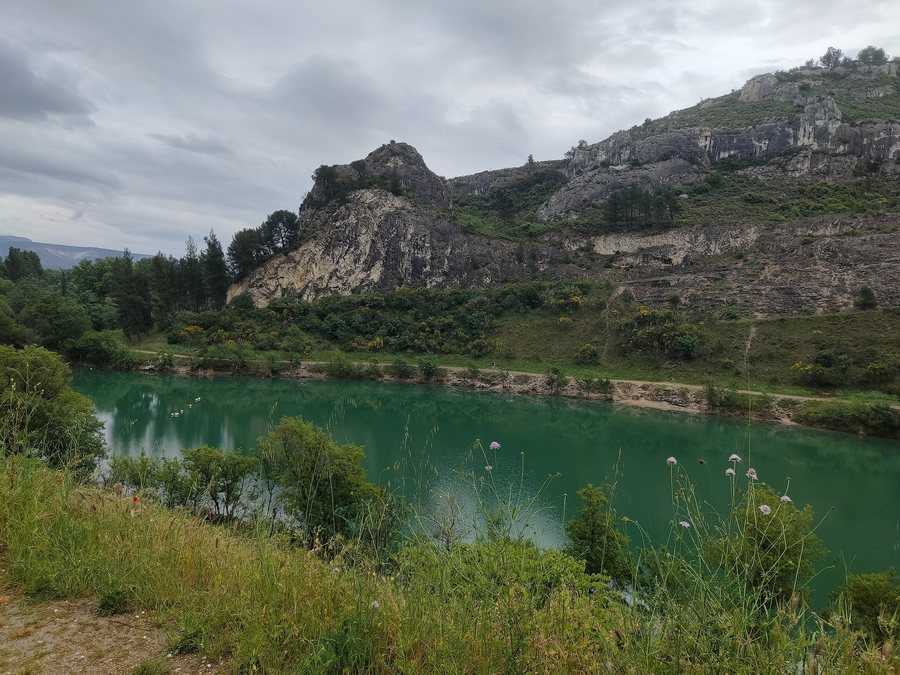 File:Lac de Lavau, Orgon (Bouches du Rhône).jpg