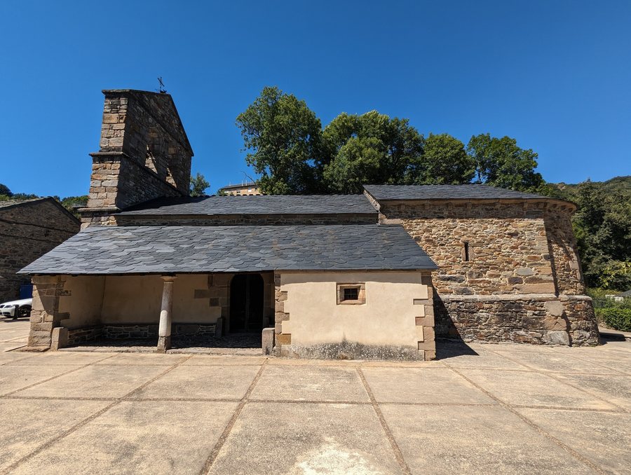 File:Iglesia de San Julián, Robles de Laciana 01.jpg