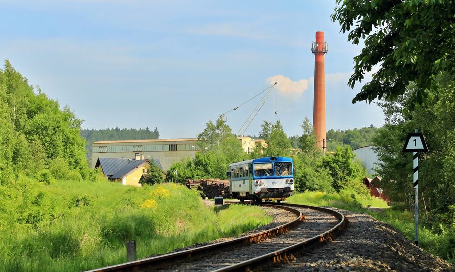 České dráhy railcar in Sadov in the Karlovy Vary District