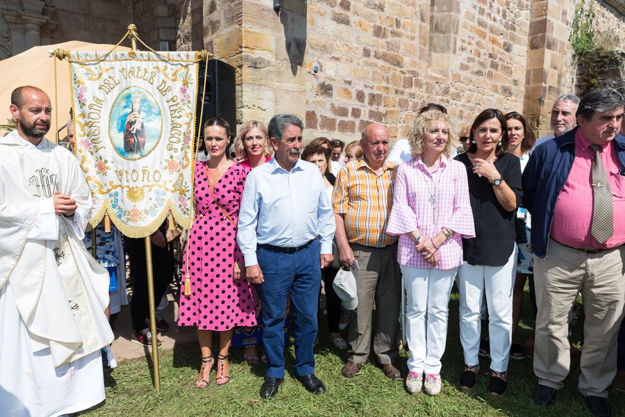 File:Revilla y Díaz Tezanos asisten a los festejos de la Virgen de Valencia en Vioño de Piélagos 01.jpg