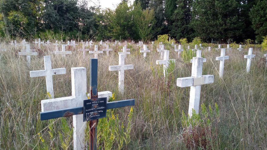 File:Gräberfeld bei Kampor Insel Rab.jpg