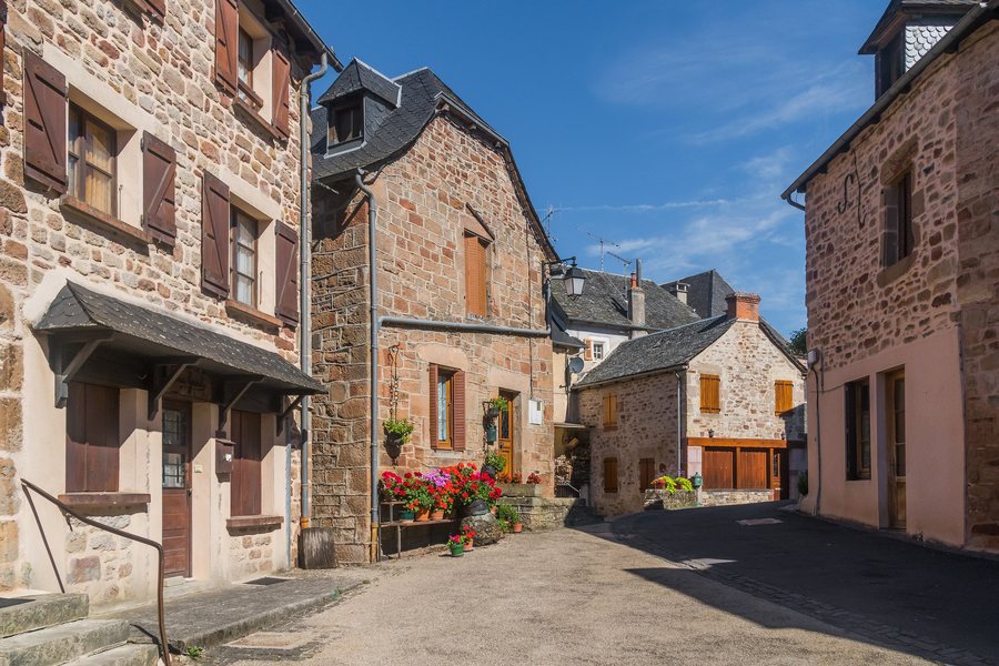 File:Street in Lassouts 01.jpg