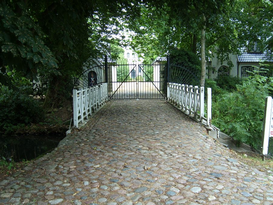 Heiligenstedten Castle with access via the castle moat