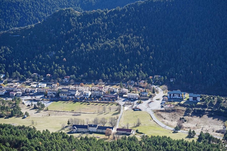 File:Vue du village d’Andon depuis la piste des Crêtes (zoom) (novembre 2021).jpg