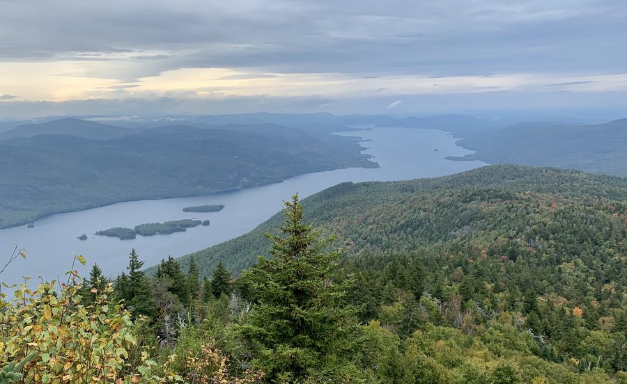 Blick auf den Lake George von Black Mountain im Bundesstaat New York