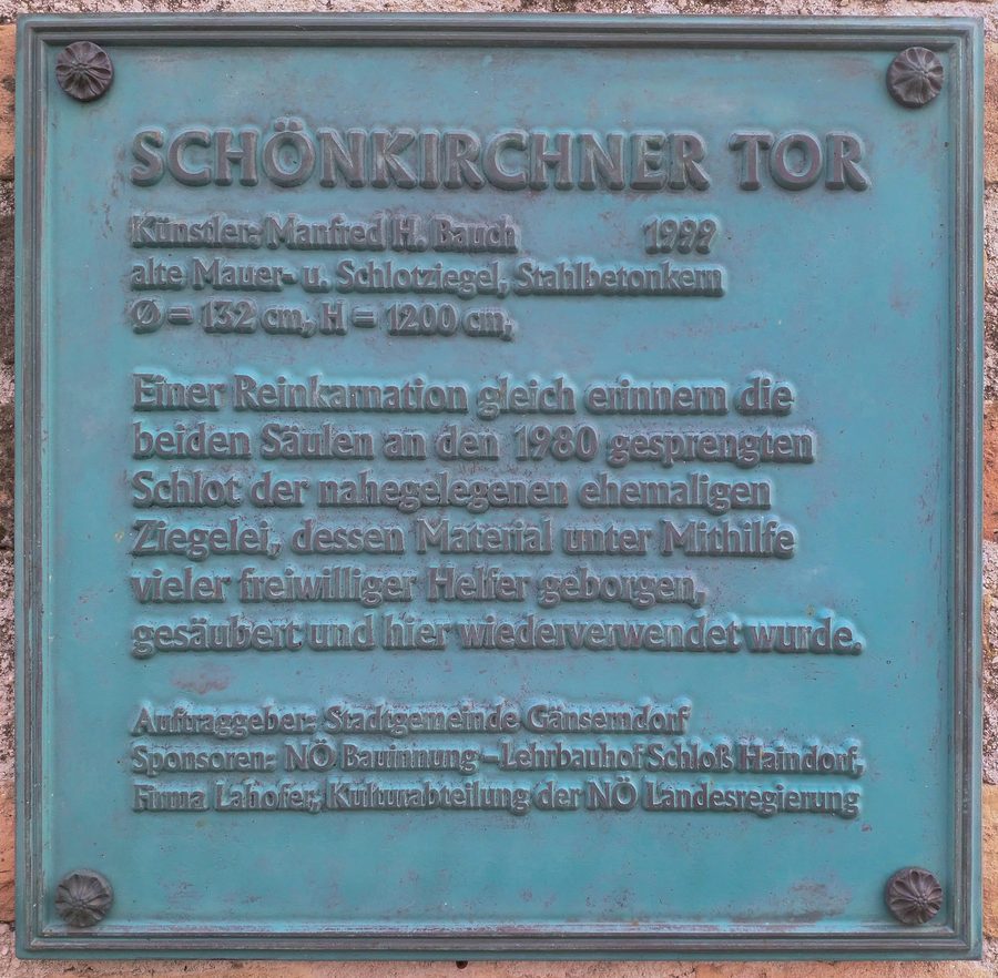 Inschrift am Schönkirchner Tor nahe Gänserndorf in Niederösterreich