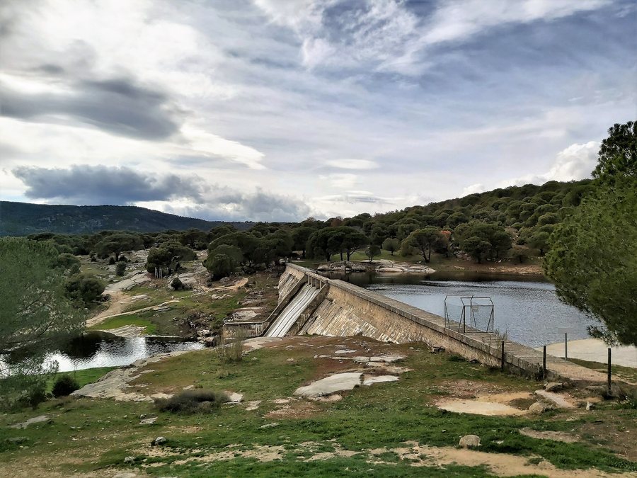 File:Embalse del río Becedas en el municipio de El Hoyo de Pinares.jpg