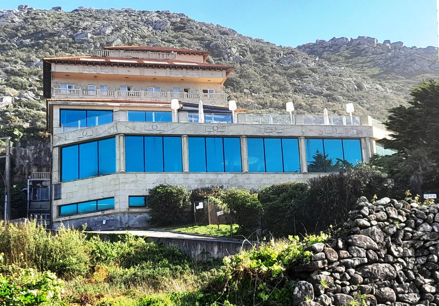 File:Hotel Talaso Atlántico Mougás Oia.jpg