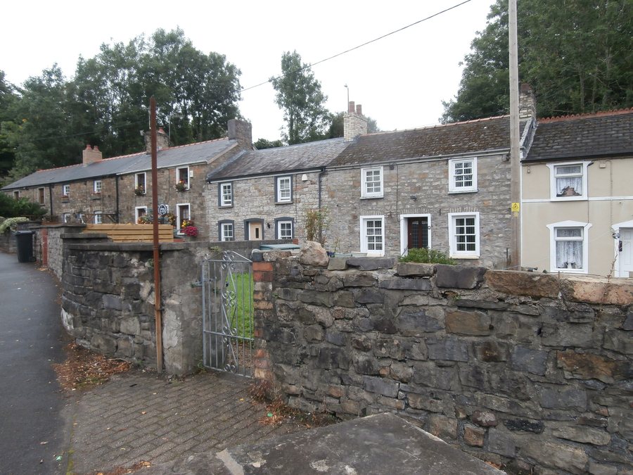 File:Cottages, Cyfarthfa Rd, Merthyr Tydfil - geograph.org.uk - 5494105.jpg