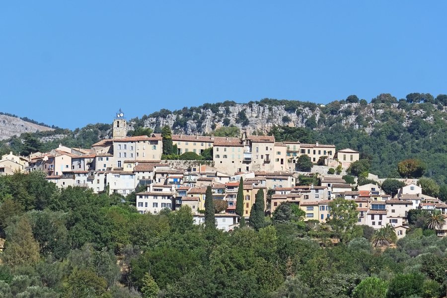 File:Vue du village de Châteauneuf-Grasse depuis le golf de la Bastide.jpg