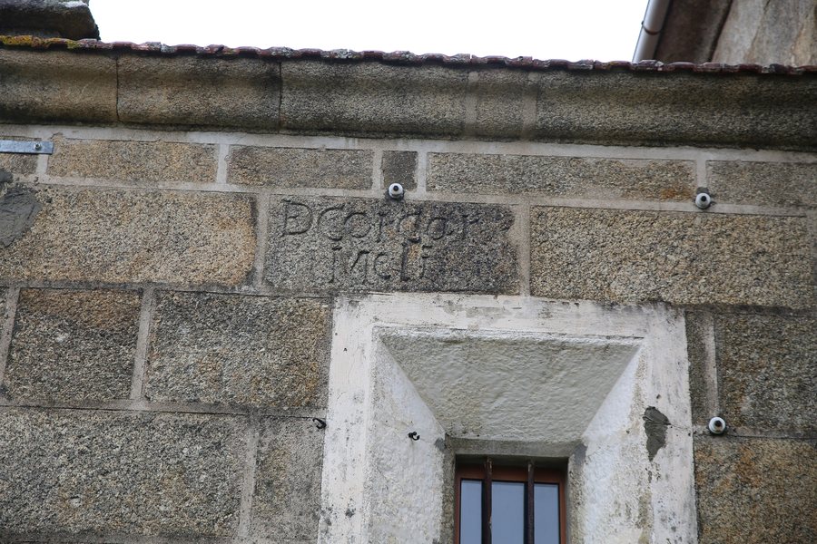 File:Igrexa de San Salvador de Prado de Limia, Muíños - inscrición.jpg