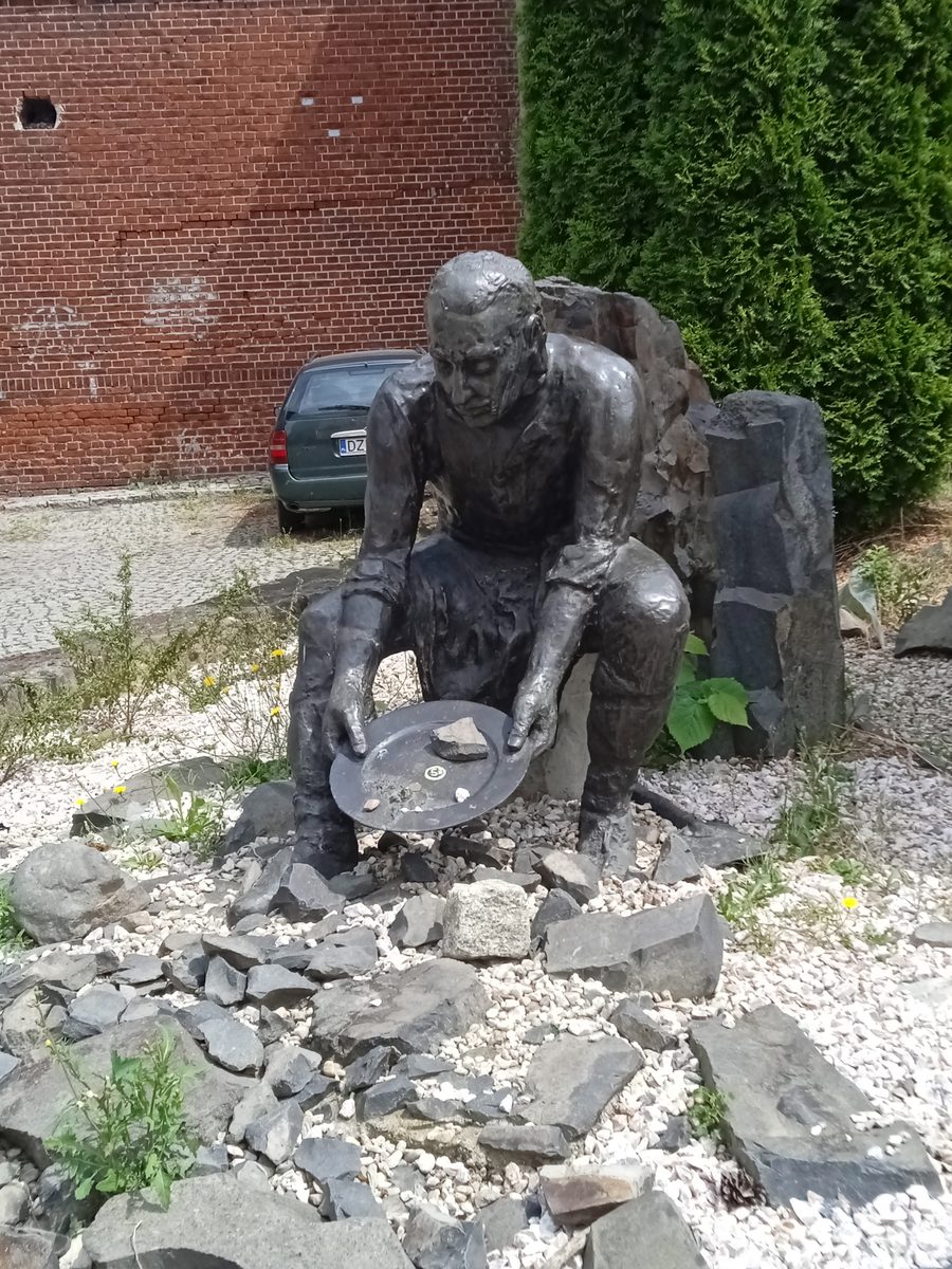 Sculpture of a gold panner in Złotoryja