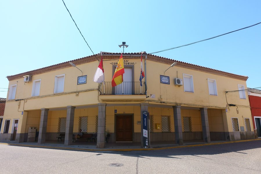File:Ayuntamiento de Lucillos.jpg