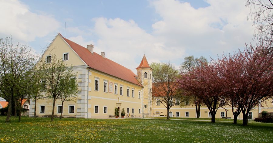 Atzenbrugg Castle with its castle garden in Lower Austria