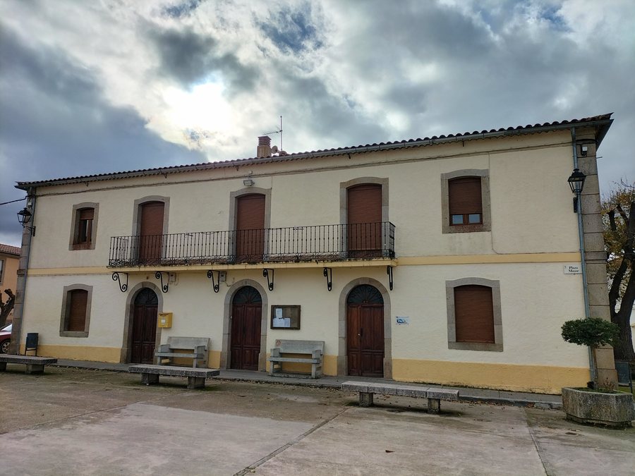 File:Olmedo de Camaces town hall.jpg