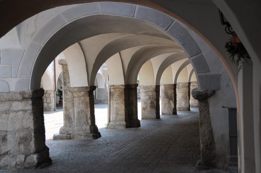 Laubengang in der Laubengasse im historischen Ortskern von Neumarkt (Egna), Südtirol