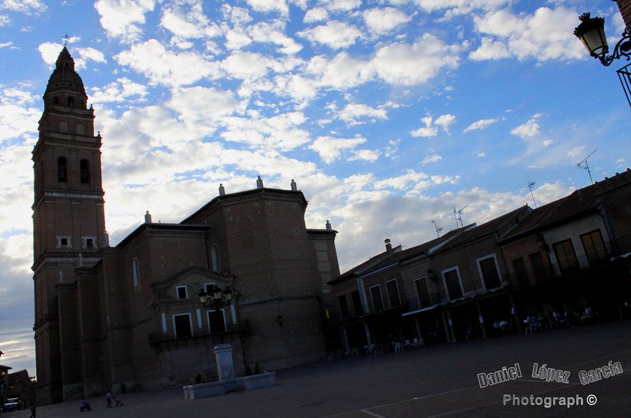 File:Cayendo la tarde en la Plaza Mayor de Alaejos - panoramio.jpg