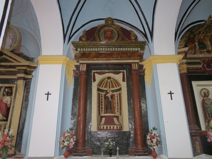 File:Capillas de la iglesia Parroquial la Asunción de María de Palanques.jpg