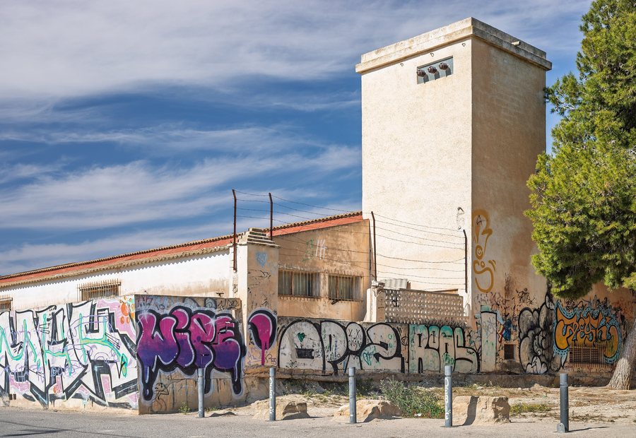 File:Empty industrial building by Calle La Loma in Bigastro, Alicante, Spain, 2025 February.jpg