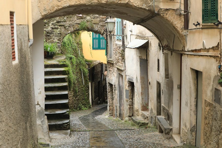 Mittelalterliche Straße im Ortszentrum von Pigna in Ligurien