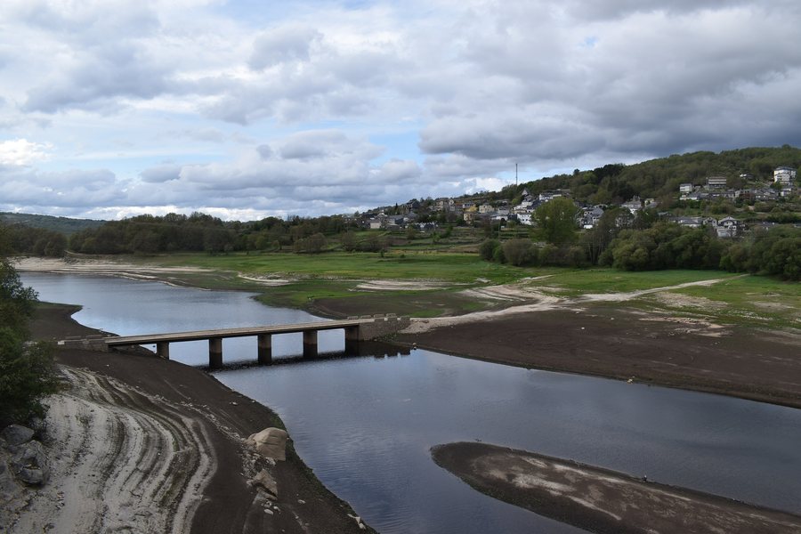 File:Ponte vella sobre o Xares na Veiga.jpg