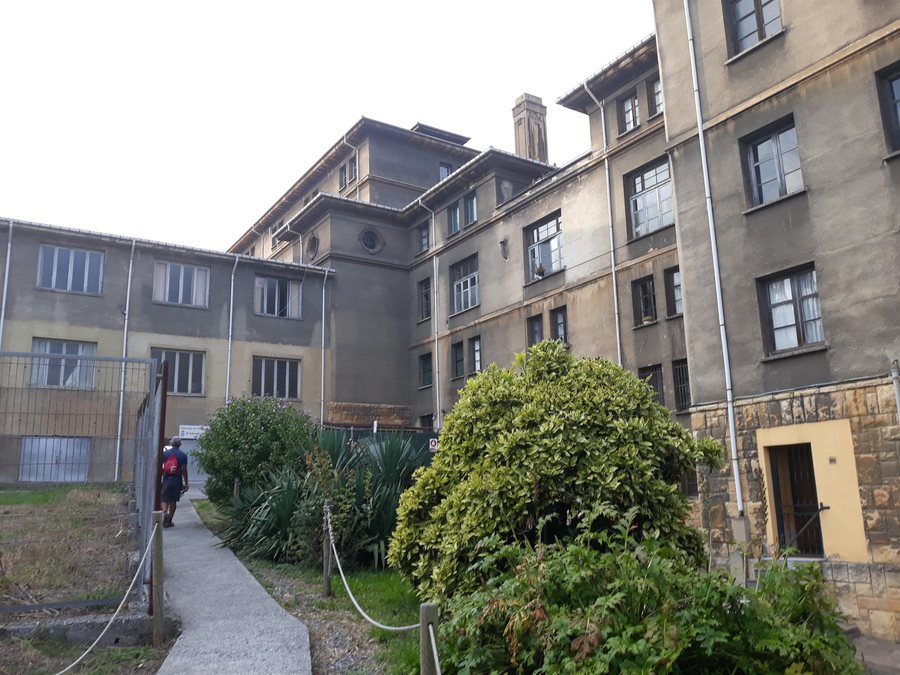 File:Albergue de Peregrinos, Oviedo 02.jpg