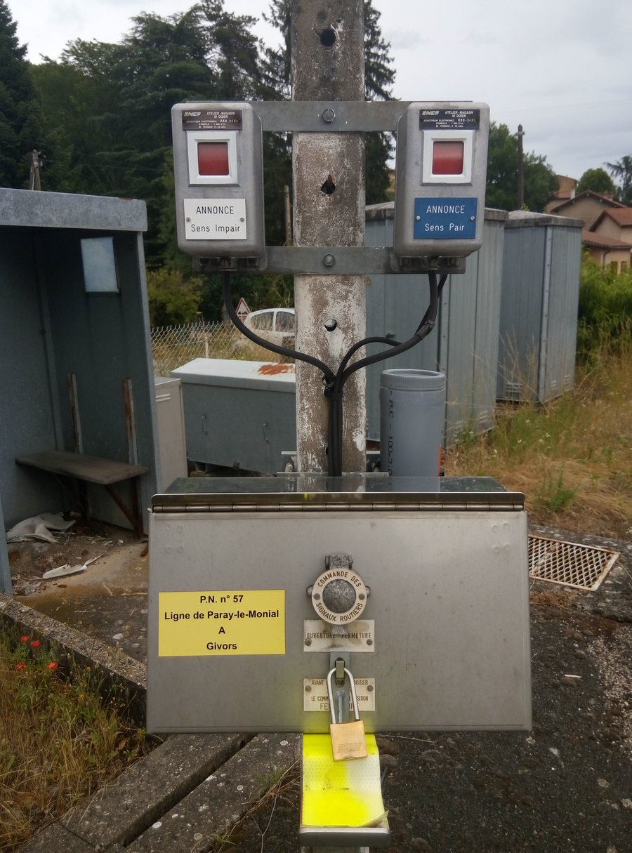 File:Ligne Paray-Givors - PN 57 - Répétiteur électromécanique.jpg