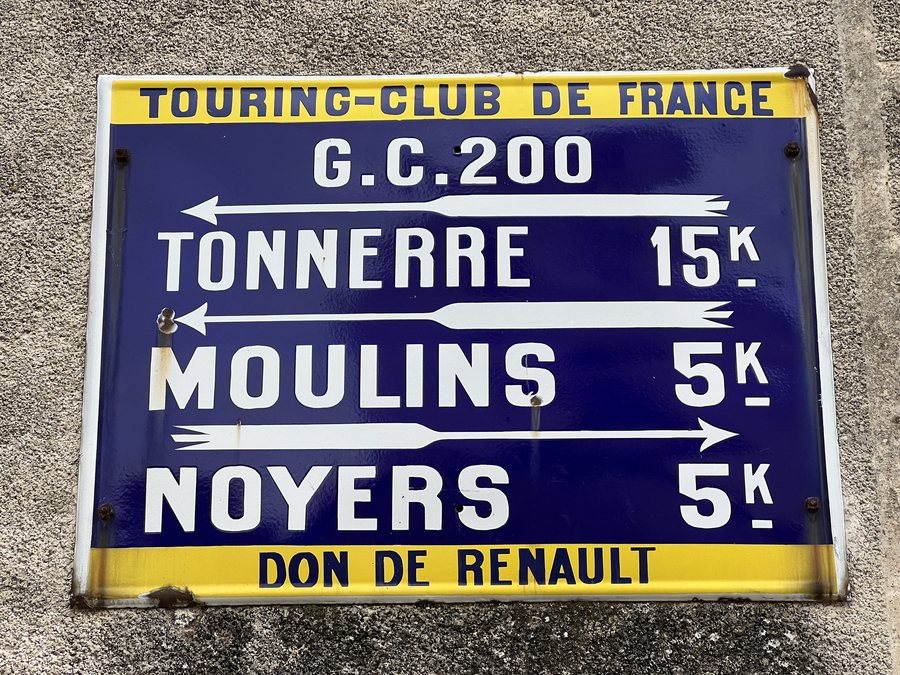 File:Panneau Direction Touring Club France Grande Rue - Annay-sur-Serein (FR89) - 2022-11-02 - 2.jpg