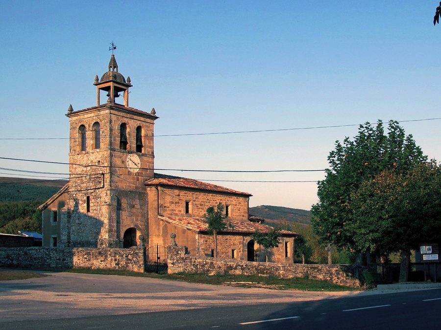 File:Iglesia con reloj en Quisicedo (Burgos).jpg