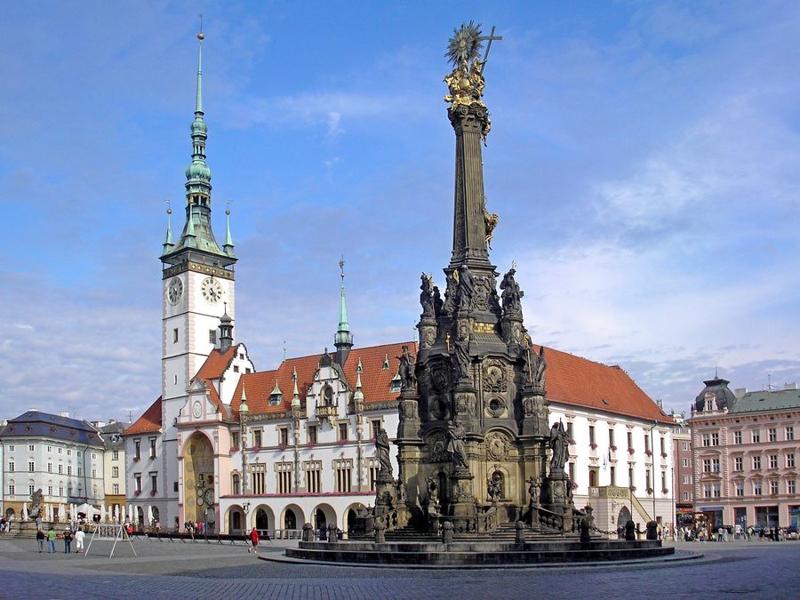 Oberer Platz in Olmütz mit historischen Gebäuden und der Dreifaltigkeitssäule