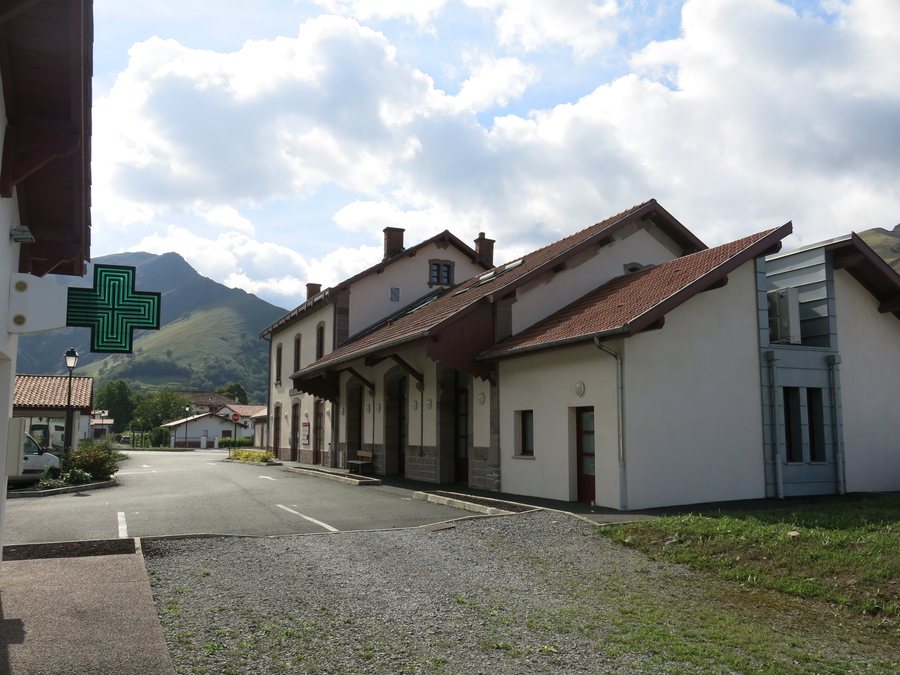 File:Ancienne gare de Saint-Étienne-de-Baïgorry 1.jpg