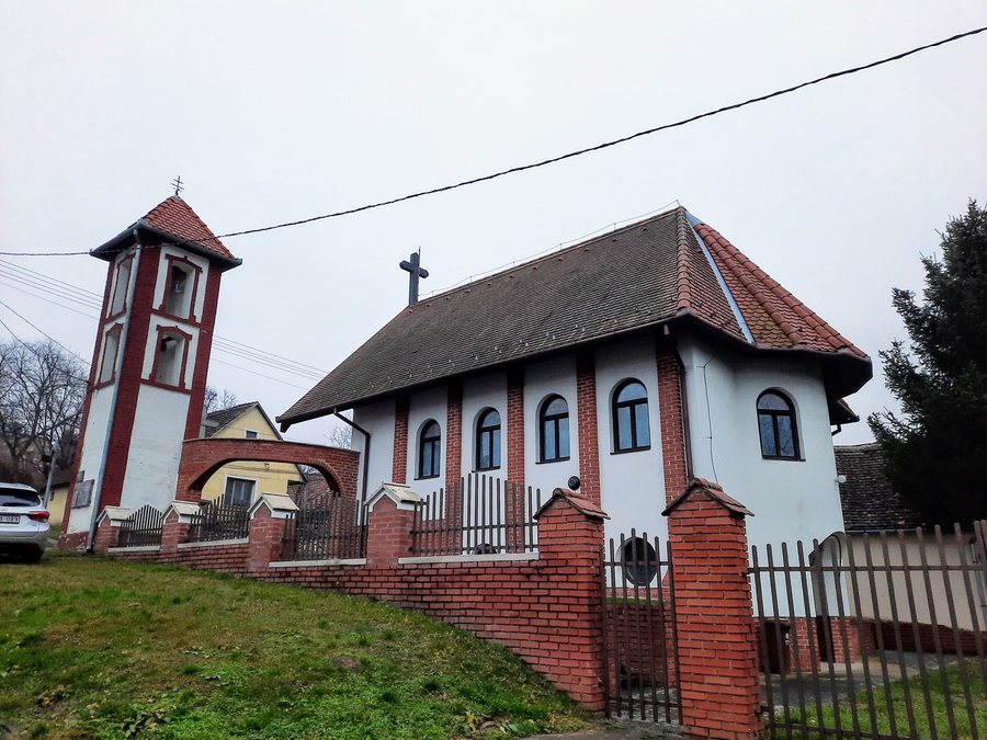 File:Kökény, templom és harangláb.jpg