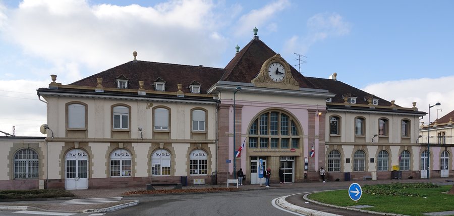File:Gare (Saint-Louis).jpg