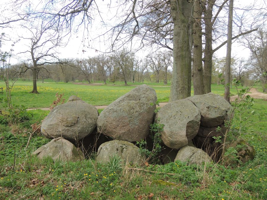 Basedow 1 megalithic tomb in Mecklenburg-Vorpommern