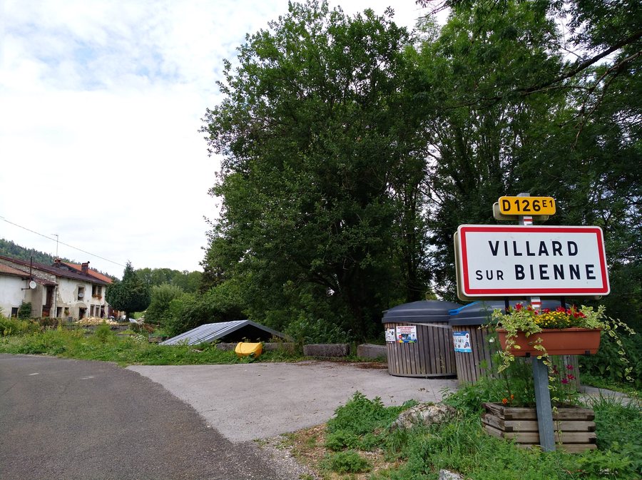 File:Villard-sur-Bienne - Panneau entrée (juil 2018).jpg