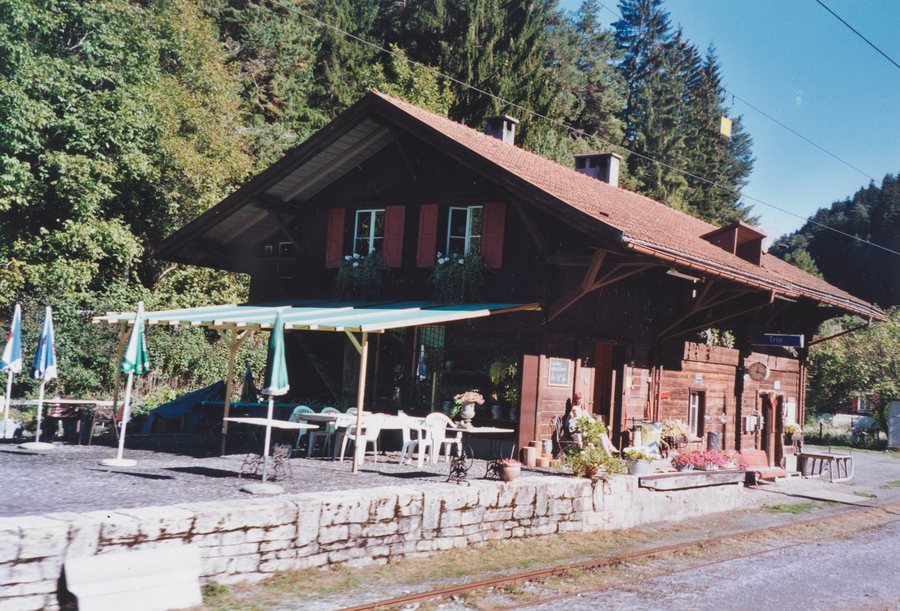 File:SBB Historic - F 122 01094 001 - Trin RhB Stationsgebaeude Bahnseite.jpg