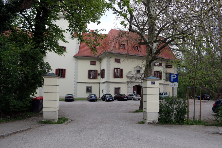 Schloss Tribuswinkel, view from the forecourt of the castle