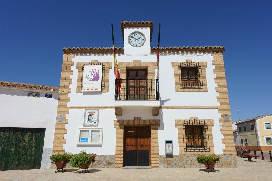 File:Ayuntamiento de Azután 01.jpg