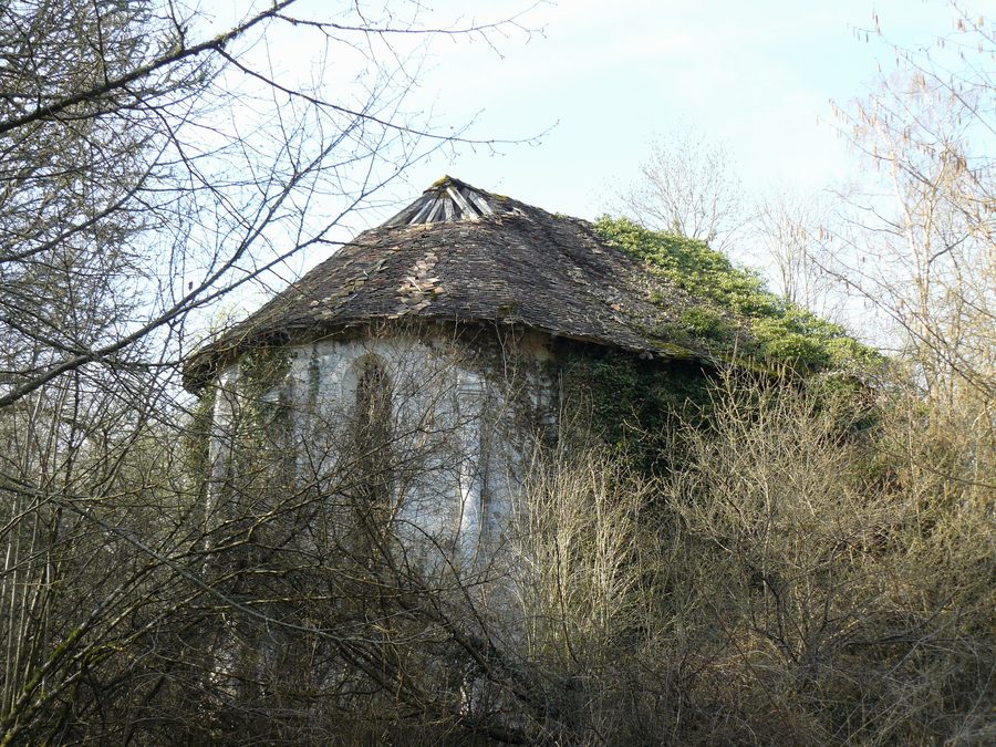 Ruins of the church of Notre-Dame-des-Moulineaux in Poigny-la-Forêt, in the Yvelines