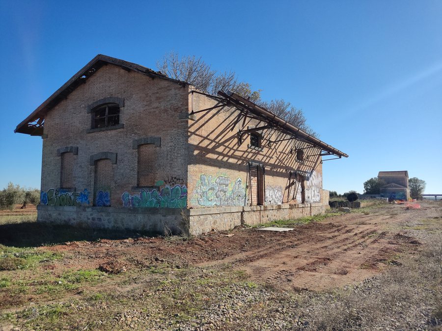File:Almacén de la estación Usagre-Bienvenida visto desde la vía.jpg