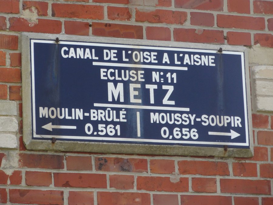 File:Moussy-Verneuil (Aisne) Canal de l'Oise à l'Aisne, écluse nr 11 de Metz, plaque.JPG