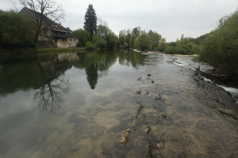 File:Rennes-sur-Loue, la Loue - img 46698.jpg