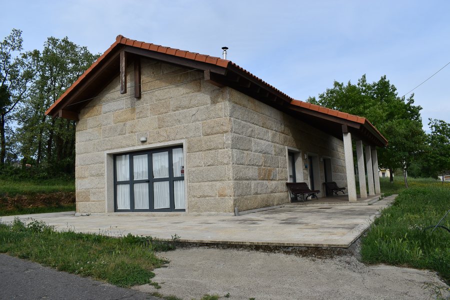 File:A Rasela, Verín - centro social.jpg