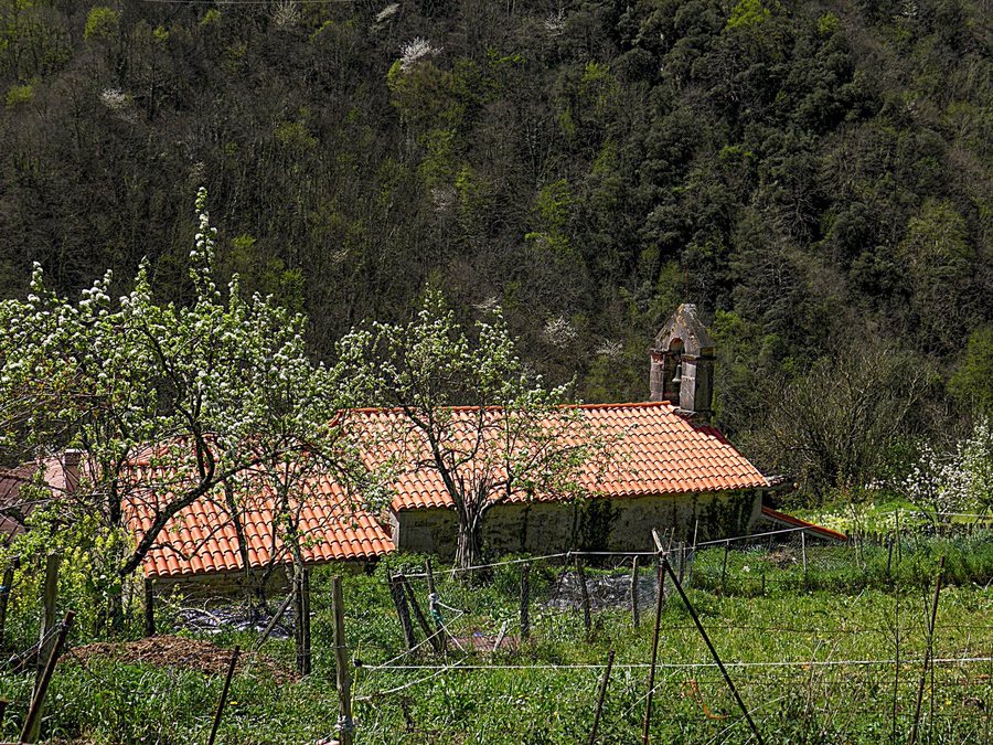 File:Iglesia parroquial de Llamoso, Belmonte de Miranda, Asturias.jpg
