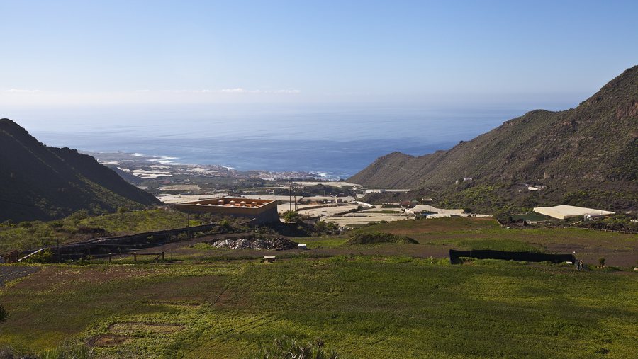 File:Vista de Puerto de Santiago, Santa Cruz de Tenerife, España, 2012-12-16, DD 01.jpg