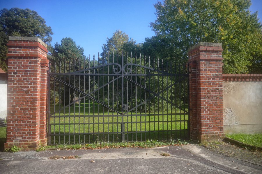 File:Gut Grieben, Tor zum Park P1790404.jpg