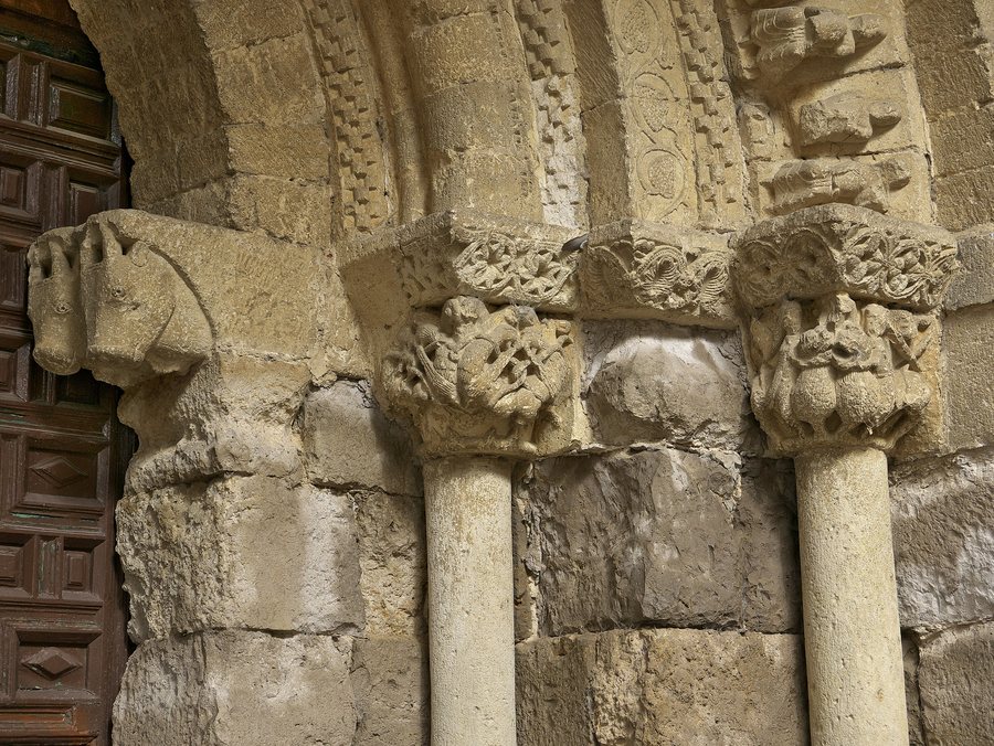 File:Iglesia de Santa María (Carrión de los Condes). Capiteles.jpg
